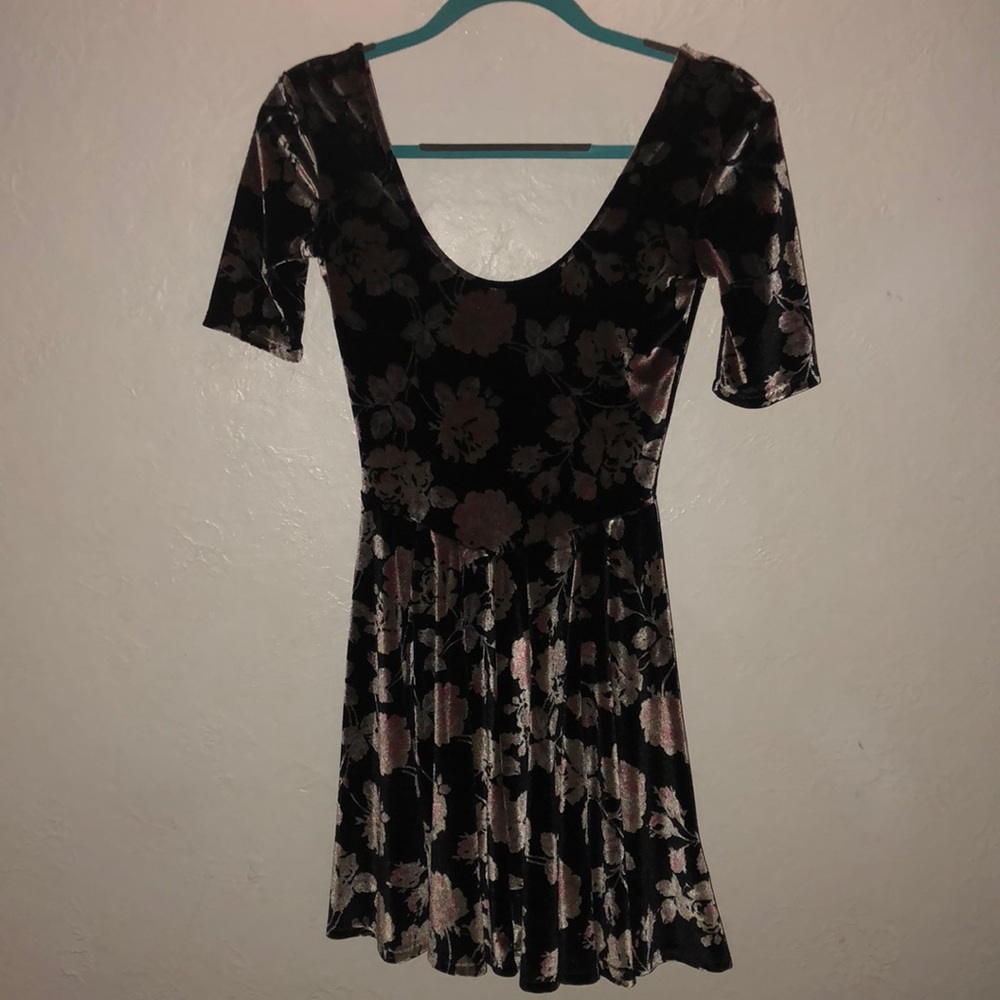Kimchi Blue Scoop neck velvet floral dress